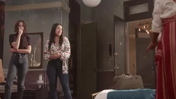 A.L.C. Carla Floral Wrap Top usado por Mariana Adams Foster (Cierra Ramirez) en Good Trouble Temporada 1