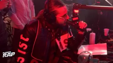 Le blouson porté par SCH dans la vidéo  "Prêt à partir" feat. Ninho de #PlanèteRap