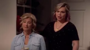 Cara V Neck Slub Tricot Tee porté par Kristin Baxter (Amanda Fuller) dans le Dernier Homme Debout (S07E02)