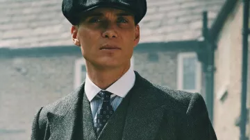 Corbata azul oscuro con rectángulos blancos de Thomas Shelby (Cillian Murphy) en Peaky Blinders