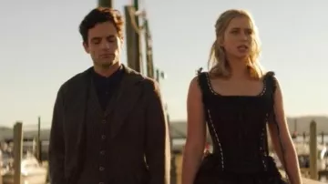 Vestido negro gótico usado por Guinevere Beck (Elizabeth Lail) como se ve en YOU S01E04