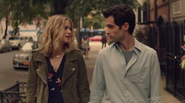La chaqueta de ante caqui usada podría Guinevere Beck (Elizabeth Lail) en YOU S01E03