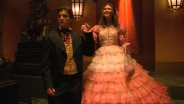 Vestido rosa de Kaylee Frye (Jewel Staite) como se ve en Firefly S01E04