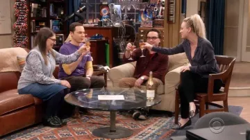 La chemise Equipment portée par Penny (Kaley Cuoco) dans The Big Bang Theory S12E11