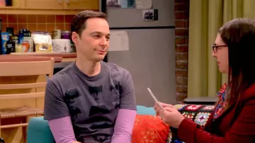 Le t-shirt gris symboles Batman porté par Sheldon Cooper (Jim Parsons) dans The Big Bang Theory S12E11