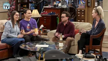 Le t-shirt violet The Spaceman's Trip par Designs by Humans de Sheldon Cooper (Jim Parsons) dans The Big Bang Theory S12E11