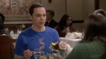 Le t-shirt bleu Superman DNA de Sheldon Cooper (Jim Parsons) dans The Big Bang Theory S12E11