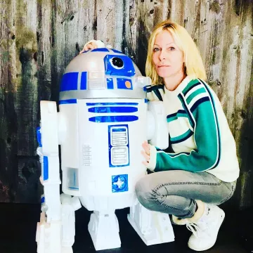 The sweater ecru green and Rebecca Hampton, on his account Instagram @rbk_hampton