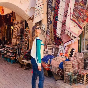 The sweater ecru and green Iris Mittenaere on his account Instagram @irismittenaeremf