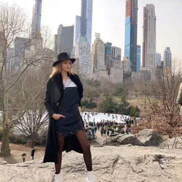 Le collant Total Shaper à Pois de Nabilla Benattia sur son compte Instagram @nabillanew
