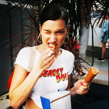 The necklace heart pendant in gold by Bella Hadid on his account Instagram @bellahadid