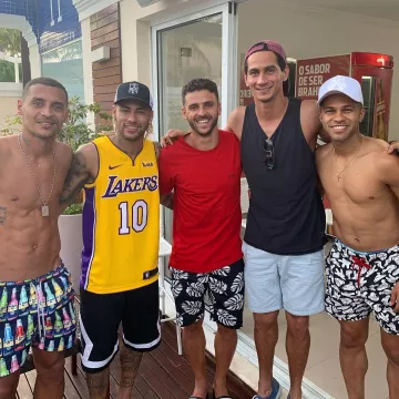 The jersey Nike NBA Los Angeles Lakers worn by Neymar on his account Instagram @neymarjr