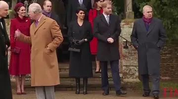 Les bottes en cuir de veau Victoria Beckham de Meghan Markle dans Meghan Markle And Kate Middleton Greet Onlookers Together On Christmas | TIME