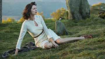 Cinturón de cuero fino de Claire Randall (Caitriona Balfe) como se ve en Outlander S01E01