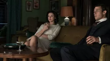 El vidrio púrpura de Frank Randall (Tobias Menzies) visto en Outlander S03E03