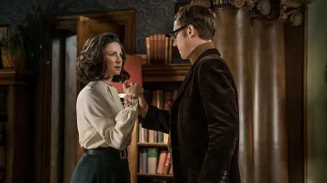 Chaqueta de terciopelo marrón de Frank Randall (Tobias Menzies) como se ve en Outlander S03E01