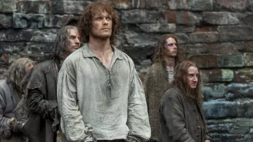 La camisa medieval de Jamie Fraser (Sam Heughan) como se ve en Outlander S01E15