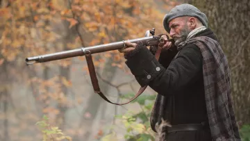 El rifle de Dougal Mackenzie (Graham McTavish) como se ve en Outlander S01E05