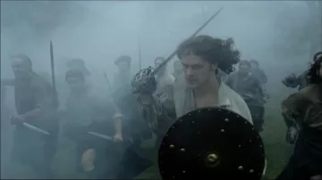 Escudo redondo de Jamie Fraser (Sam Heughan) visto en Outlander S02E10