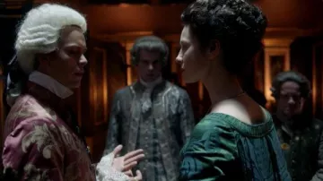Peluca blanca del rey Luis XV (Lionel Lingelser) como se ve en Outlander S02E07