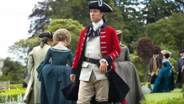 Chaqueta roja del capitán Jack Randall (Tobias Menzies) como se ve en Outlander S02E05