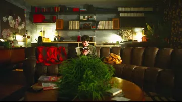 De Sefe non stop sofa as seen in Co­lin Rit­man's (Will Poul­ter) apartment in Black Mir­ror: Ban­ders­natch