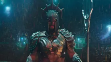 Aqua­man's (Ja­son Mo­moa) gladiator helmet as seen in Aqua­man