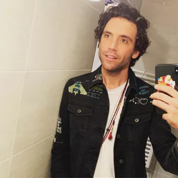 La chaqueta de patrón arcade Valentino de Mika en instagram @mikainstagram