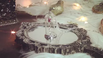 El colgante de rosas de La Bella y la Bestia en el video de YouTube Haul Bijoux Disney