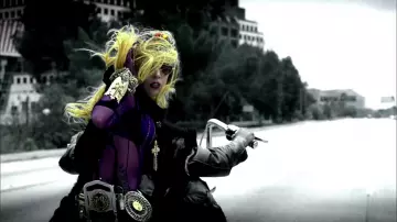 Le bracelet doré de Lady Gaga par Marianna Harutunian dans son clip Judas