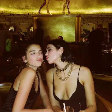 El vestido de adorno de cristal de Dua Lipa en su cuenta de Instagram @dualipa
