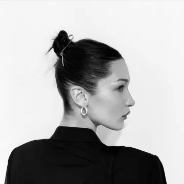 The pin-hair gold-plated copper Syd Hayes of Bella Hadid on his account Instagram @bellahadid