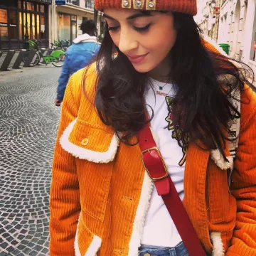 La chaqueta de terciopelo mostaza de Nolwenn Leroy en su cuenta de Instagram @nolwennleroyofficiel