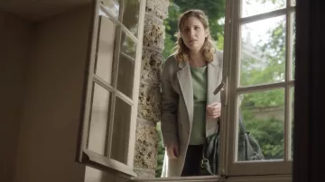 The handbag Jerome Dreyfuss Snowy (Joséphine Draï) in the series Plan Heart S01E07