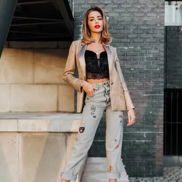 Los pantalones vaqueros de parche Gucci de Nabilla Benattia en la cuenta de Instagram de @nabillanew