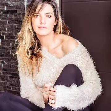 El suave suéter trasero con cremallera de Laëtitia Milot en la cuenta de Instagram de @laetitiamilotofficiel