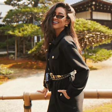El mono negro de Shay Mitchell en la cuenta de instagram de @shaymitchell