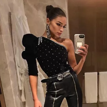 El top asimétrico de Olivia Culpo en la cuenta de Instagram de @oliviaculpo