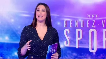 Blusa de madera azul de Charlotte Namura en Rendez vous Sport del 06.01.2019 en tf1