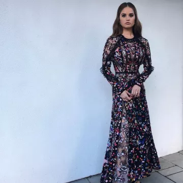 Vestido floral de Debby Ryan usado para la fiesta posterior a los Globos de Oro 2019