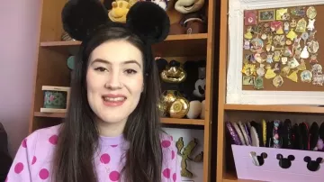 La peluche noir et doré de Mickey dans la vidéo YouTube Disney announcement Couture Kingdom Brand Rep.