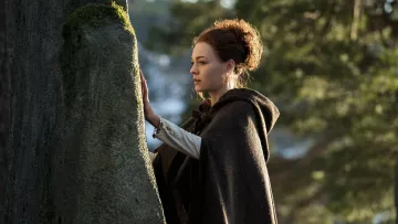 La cape en laine de Brianna Randall Fraser (Sophie Skelton) dans Outlander S04E07