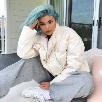 Décalage de la Pompe Manteau porté par Kylie Jenner sur Instagram account @kyliejenner