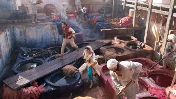 Los zapatos resbaladizos de Aladdin (Mena Massoud) en Aladdin