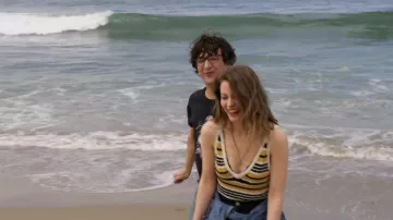 Top a rayas de Mickey Dobbs (Gillian Jacobs) en Love S02E05