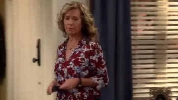 Zara imprimé Floral Blouse Avec des épaulettes porté par Vanessa Baxter (Nancy Travis) dans le Dernier Homme Debout S07E01