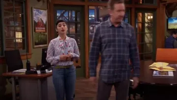 Blusa de seda con estampado estrella de Mandy Baxter (Molly Ephraim) en Last Man Standing (S06E22)