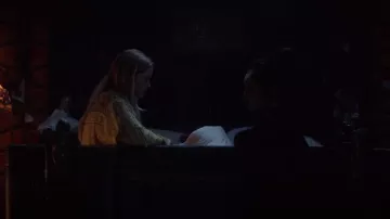 Kimono amarillo H&M de Karolina Dean (Virginia Gardner) en Marvel's Runaways S02E06