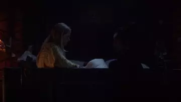 Le kimono jaune H&M de Karolina Dean (Virginia Gardner) dans Marvel's Runaways S02E06