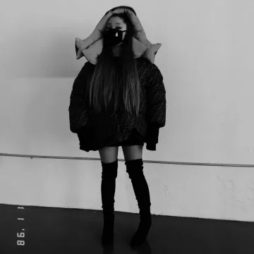 Sur le genou des Bottes portées par Ariana Grande sur l'Instagram account @arianagrande